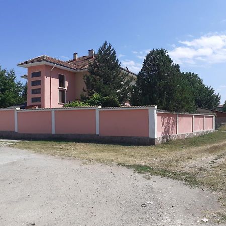 Guest House Edelvais Dve Mogili Екстер'єр фото