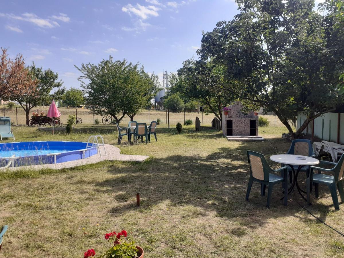 Guest House Edelvais Dve Mogili Екстер'єр фото