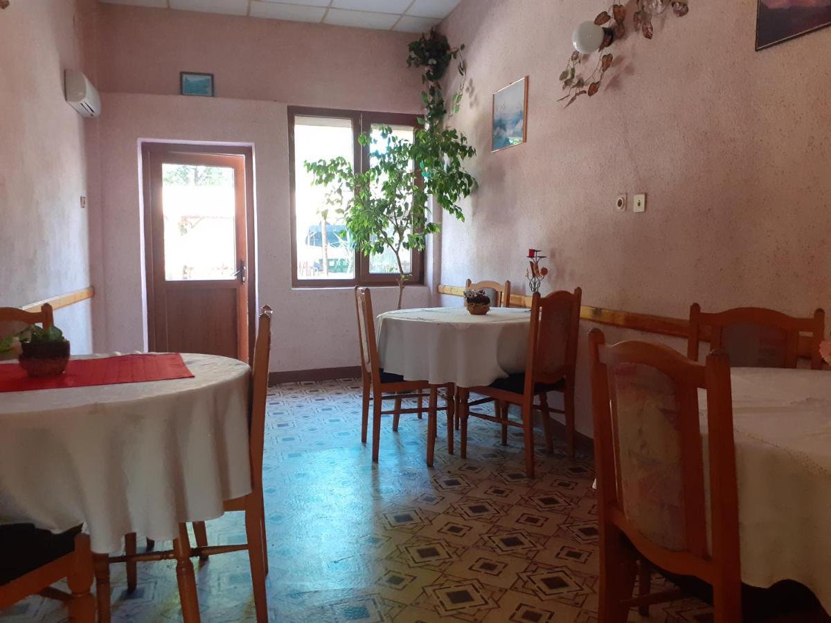 Guest House Edelvais Dve Mogili Екстер'єр фото