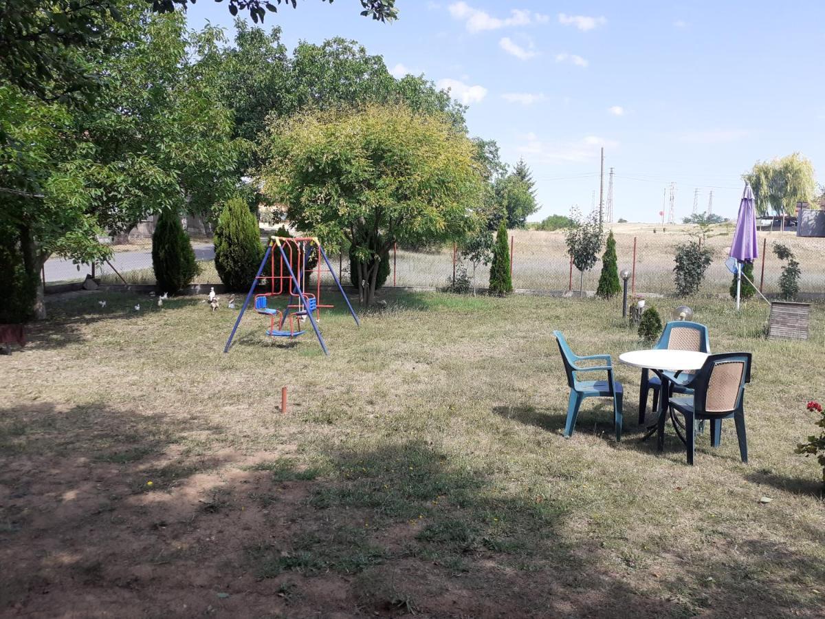 Guest House Edelvais Dve Mogili Екстер'єр фото