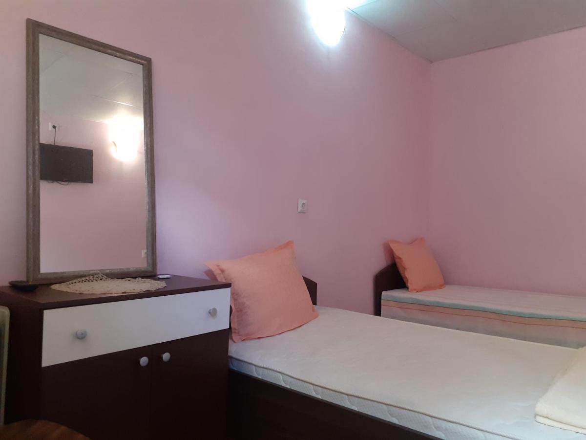 Guest House Edelvais Dve Mogili Екстер'єр фото