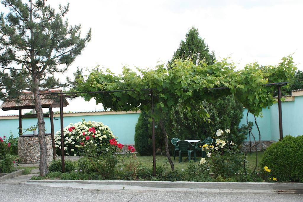Guest House Edelvais Dve Mogili Екстер'єр фото